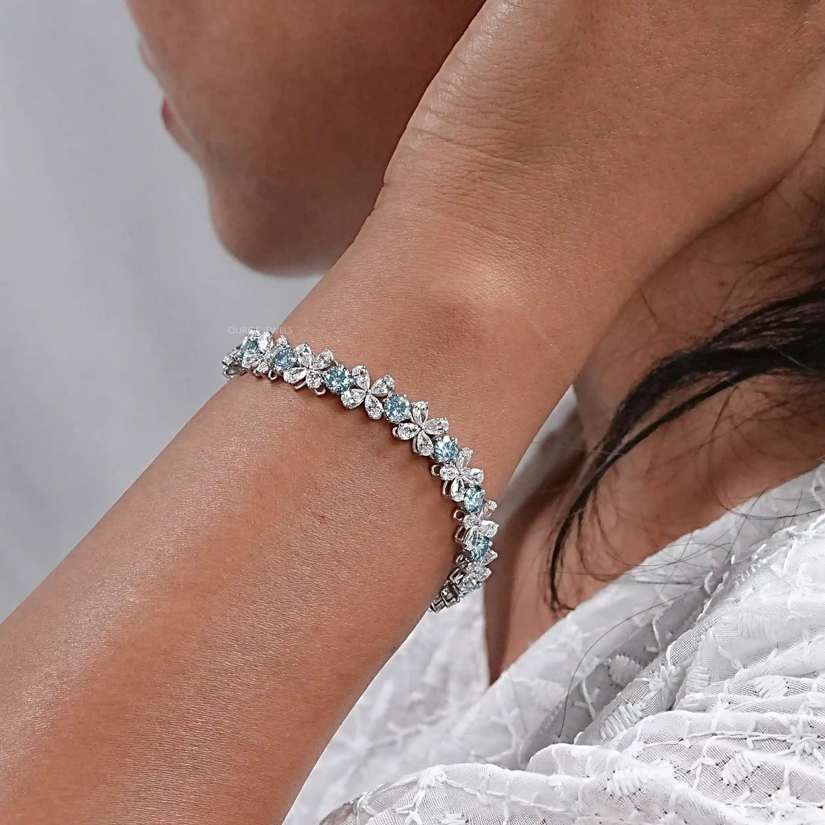 Pear-Shaped Flower Diamond Bracelet Bracelet